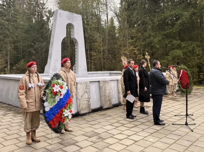 В Ярославской области у мемориала в деревне Селифонтово почтили память жертв политических репрессий В Ярославской области у мемориала в деревне Селифонтово почтили память жертв политических репрессий