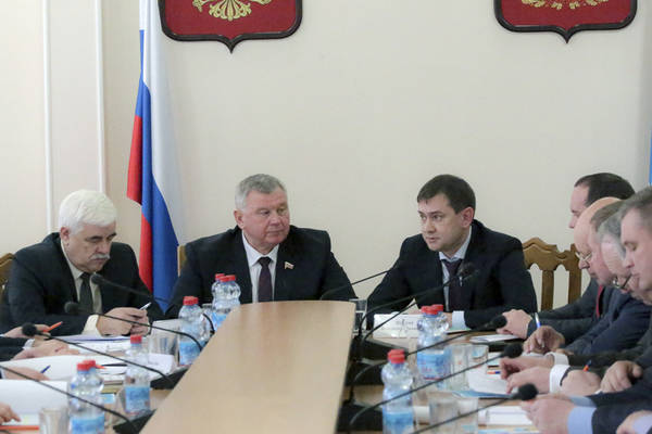 Ближе к избирателям: спикер Воронежской облдумы Владимир Нетёсов проводит выездные заседания комитетов регионального парламента в районах области Ближе к избирателям: спикер Воронежской облдумы Владимир Нетёсов проводит выездные заседания комитетов регионального парламента в районах области