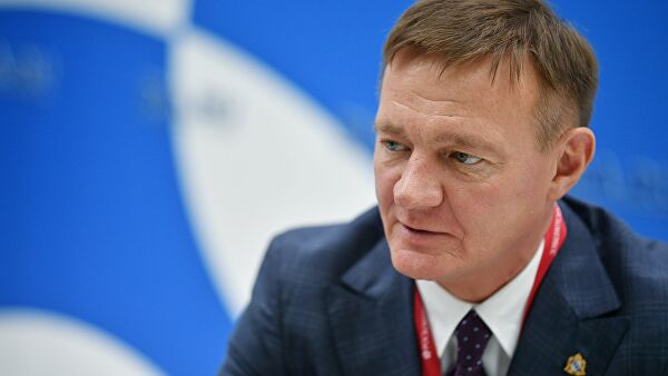 Почему "управленческий гастарбайтер", а по совместительству губернатор Курской области, Роман Старовойт не перевозит жену в регион? Почему "управленческий гастарбайтер", а по совместительству губернатор Курской области, Роман Старовойт не перевозит жену в регион?