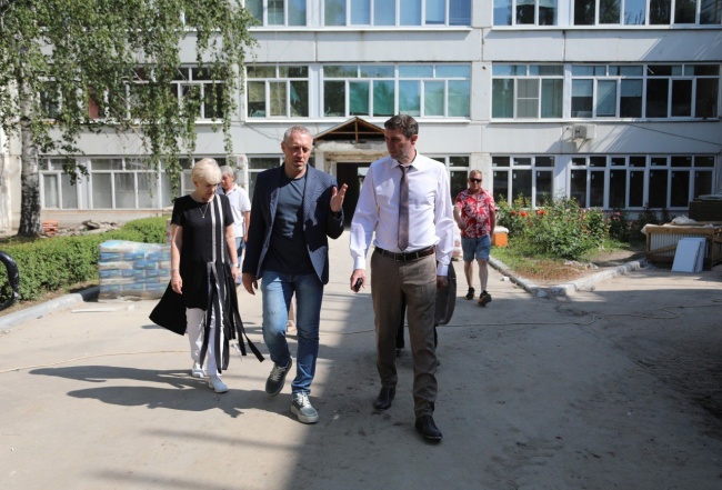 Мэр Воронежа Сергей Петрин проинспектировал ход масштабного ремонта школ Мэр Воронежа Сергей Петрин проинспектировал ход масштабного ремонта школ
