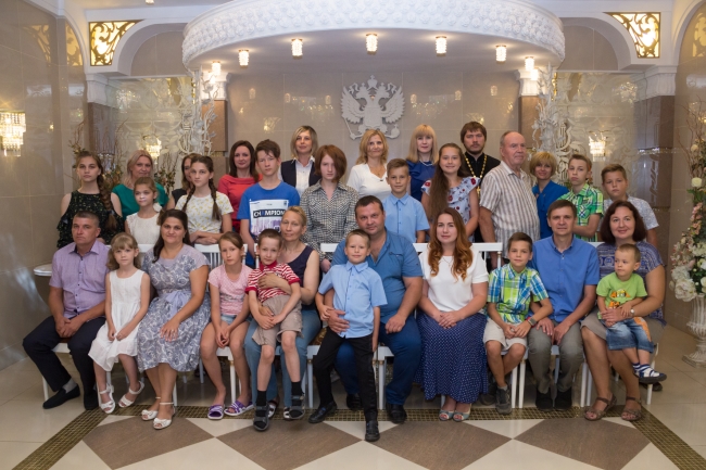 Сенатор Сергей Лукин поздравил многодетные семьи Сенатор Сергей Лукин поздравил многодетные семьи