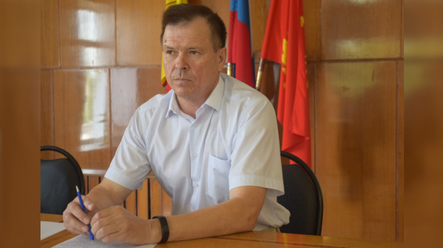 Что ни сделаешь для своего дружка: новоиспеченный глава Грибановского района Воронежской области Сергей Ткаченко обещал уволить с работы своих подчиненных Что ни сделаешь для своего дружка: новоиспеченный глава Грибановского района Воронежской области Сергей Ткаченко обещал уволить с работы своих подчиненных