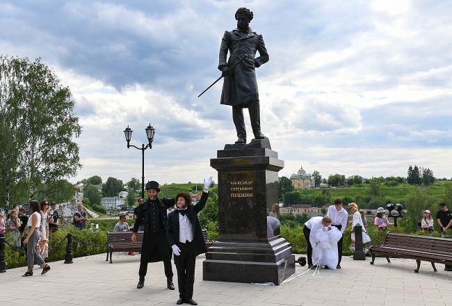 В Старице Тверской области поставили памятник Пушкину В Старице Тверской области поставили памятник Пушкину