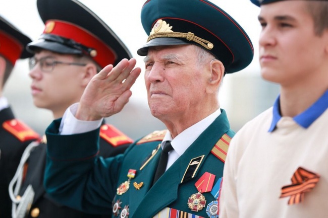 Мэр Воронежа Сергей Петрин поздравил Николая Борисова со 101-м днем рождения Мэр Воронежа Сергей Петрин поздравил Николая Борисова со 101-м днем рождения