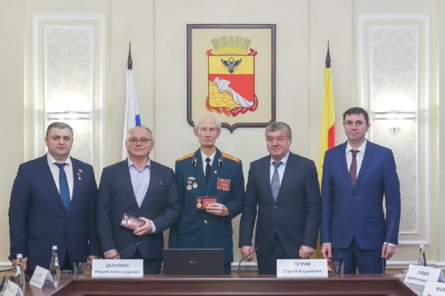 Мэр Сергей Петрин и председатель городского парламента Андрей Дьяченко вручили памятные знаки «Город воинской славы» Мэр Сергей Петрин и председатель городского парламента Андрей Дьяченко вручили памятные знаки «Город воинской славы»