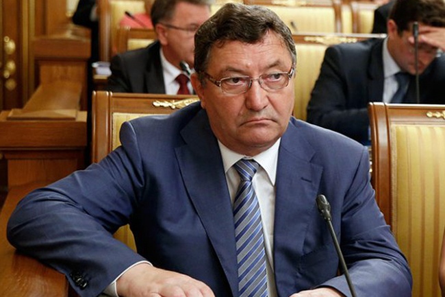 "Федеральный центр хорошо подумает, прежде чем поменяет на переправе своего коня, а конь этот, разумеется, Бетин" "Федеральный центр хорошо подумает, прежде чем поменяет на переправе своего коня, а конь этот, разумеется, Бетин"