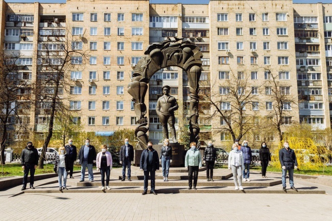 Субботник во время чумы: рязанский губернатор Николай Любимов вывел сотрудников на субботник во время пандемии Субботник во время чумы: рязанский губернатор Николай Любимов вывел сотрудников на субботник во время пандемии