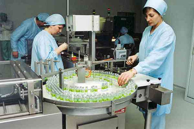 Французский и российский премьеры ознакомились с продукцией фармацевтической компании «Санофи» Французский и российский премьеры ознакомились с продукцией фармацевтической компании «Санофи»